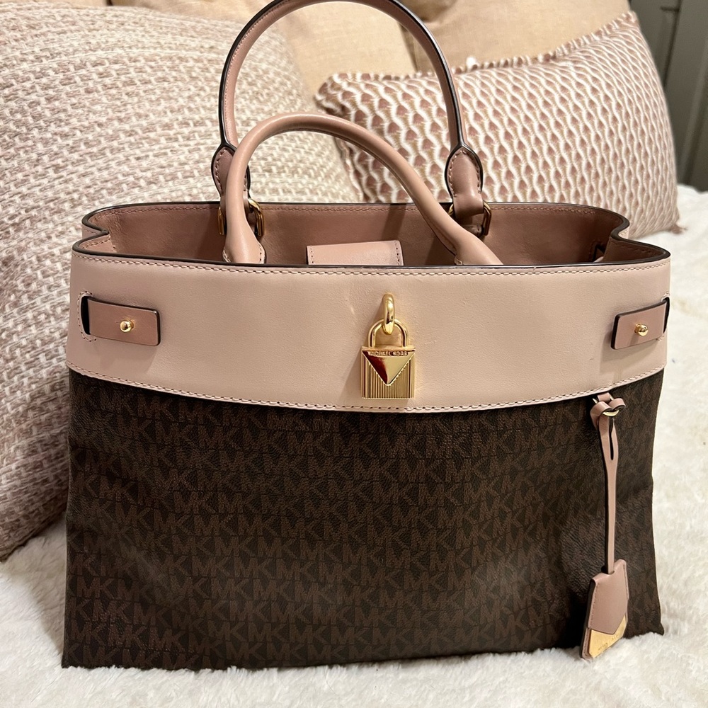 Brand new Michael Kors purse never used